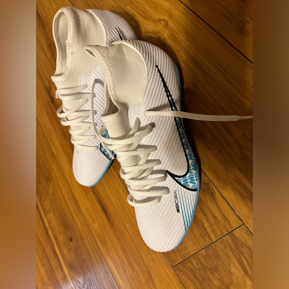 Women’s Size 9 Mercurial superfly 9 club FG/MG